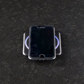 Chargeur à induction smartphone dans plan de travail cuisine